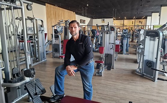 Bild (Claudia Rheinl&auml;nder, NUV): Jens Nahrstedt im Fitnessstudio INJOY in der Grimmelallee (Foto: Claudia Rheinl&auml;nder, NUV)
