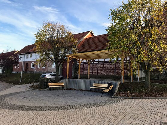 Blick auf die neue B&uuml;hne am neugestalteten Festplatz in Herrmannsacker. (Foto: S. Schedwill/Gemeinde Harztor)