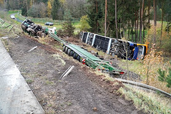 Verunglückter Schwerlasttransporter hatte eine Straßenbahn geladen (Foto: Autobahnpolizei) Verunglückter Schwerlasttransporter hatte eine Straßenbahn geladen (Foto: Autobahnpolizei)