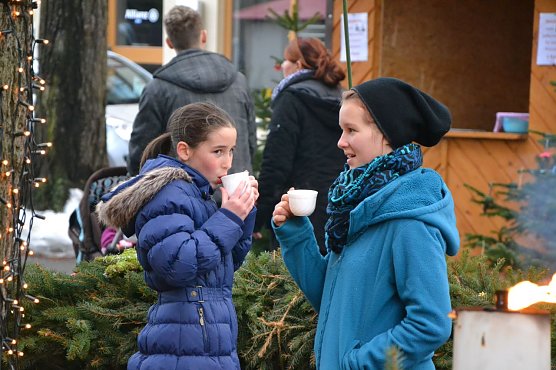 Auf dem Blasii-Kirchplatz freut man sich auf den Advent (Foto: Frank Tuschy)