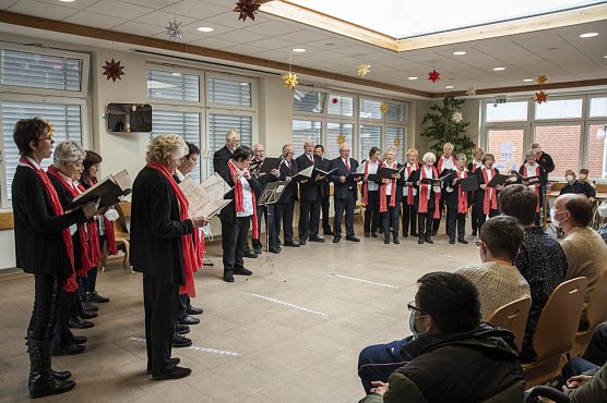 Der Konzertchor zu Besuch bei den Werkst&auml;tten (Foto: Nordth&uuml;ringer Lebenshilfe)