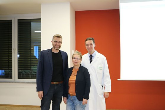 v.l.n.r.: Mario Gie&szlig;ler, Mona Eisenschmidt und Oberarzt Dr. med. Albrecht Gollesch (Foto: S&uuml;dharz-Klinikum)