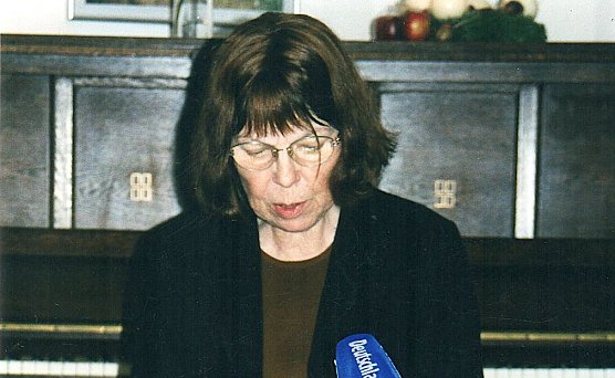 Sarah Kirsch liest in ihrem Geburtshaus zur Er&ouml;ffnung 2002 (Foto: H.Kneffel)