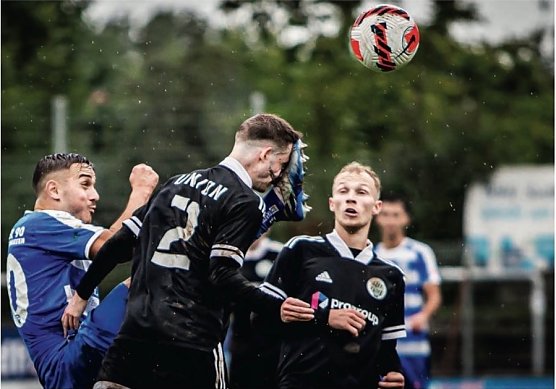 Das Siegerfoto: Wackerspieler Lennart Liese erwischt seinen Ex-Kollegen Richard Franz im Gesicht. "Hohes Bein" nannte Christoph Keil diesen Volltreffer (Foto: C.Keil)