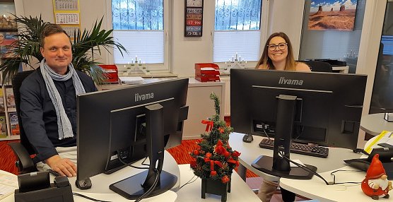 Steffen Hahnemann und Arlett Plaschke im Reiseb&uuml;ro in Niedersachswerfen (Foto: Claudia Rheinl&auml;nder )
