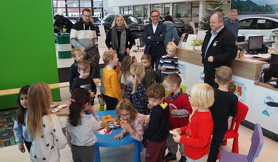 Weihnachtsbaumschm&uuml;cken bei Skoda in Nordhausen (Foto: red)
