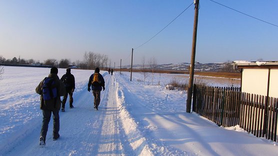 Nicht immer lag beim S&uuml;dharz-Hunderter so wenig Schnee wie aktuell: Bei der zehnten Ausgabe von Halle nach Nordhausen am 4. Dezember 2010 mussten die Wanderer durch bis zu 30 Zentimeter tiefen Schnee stapfen. -  Am S&uuml;&szlig;en See gabs damals eine Atempause: Denn da war der Weg ger&auml;umt. (Foto: Bodo Schwarzberg)