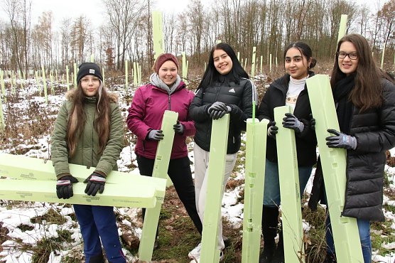 Trotz frostiger Temperaturen hatten die Sch&uuml;lerinnen und Sch&uuml;ler heute offensichtlich Freude an der Arbeit (Foto: agl)