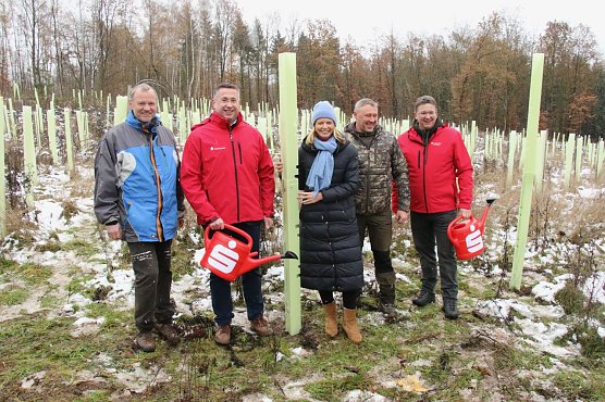 v.l.: Schulleiter Karsten Spie&szlig;, Sparkassen-Vorstand Jan Oberb&uuml;chler, B&uuml;rgermeisterin Alexandra Rieger, Stadtf&ouml;rster Axel Axt und der Sparkassenchef Thomas Seeber  (Foto: agl)