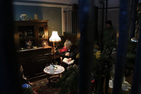 Anja Eisner gab im gem&uuml;tlichen Kutscherhaus die M&auml;rchenerz&auml;hlerin (Foto: F&ouml;rderverein Park Hohenrode)