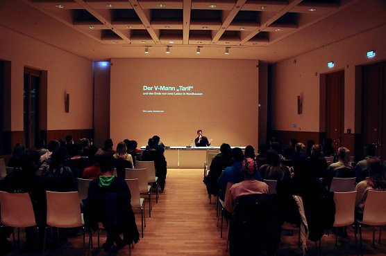 Volles Haus: im Ratssaal referierte Dirk Laabs vergangenen Montag &uuml;ber die NSU Ermittlungen, den V-Mann "Tarif" und die Neonazi Szene in Th&uuml;ringen in den 90er Jahren (Foto: agl)