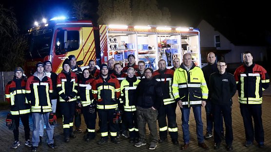 Die Freiwillige Feuerwehr Niedersachswerfens freut sich &uuml;ber einen neuen Tankwagen. Landrat Jendircke &uuml;berbrachte das gute St&uuml;ck. (Foto: J.Piper)