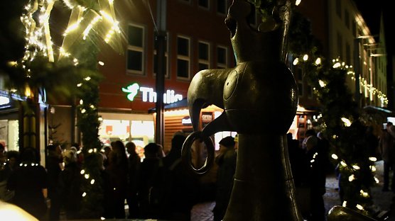Am Montagvorabend sammelte man sich um den Aar-Brunnen auf dem Rathausplatz (Foto: agl) Am Montagvorabend sammelte man sich um den Aar-Brunnen auf dem Rathausplatz (Foto: agl)