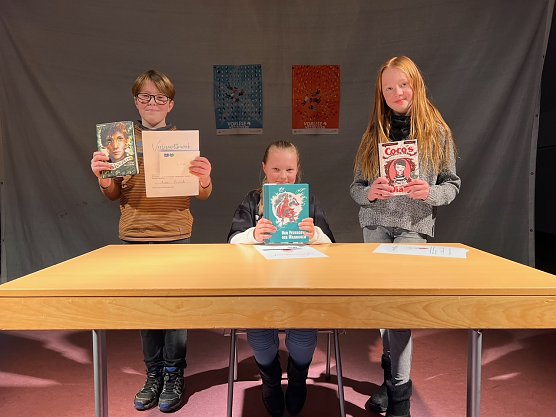 Die stolzen Sieger mit ihren B&uuml;chern - Anton Cieslak, Christiane Hesse und Paulina K&uuml;chler (Foto: Herder Gymnasium Nordhausen)