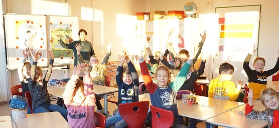 Unterst&uuml;tzung durch die Rotarier und Lions. Hier mit Hildegard Seidel im Klassenzimmer (Foto: N.Walther)