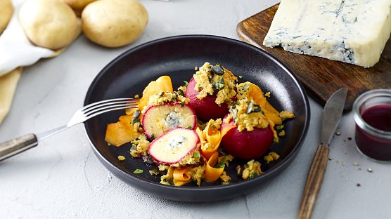 Kartoffel-Rote-Bete-Kn&ouml;del: Dank der roten Bete wird der Kartoffelkn&ouml;del auch optisch zum Hingucker auf der Weihnachtstafel. (Foto: KMG)