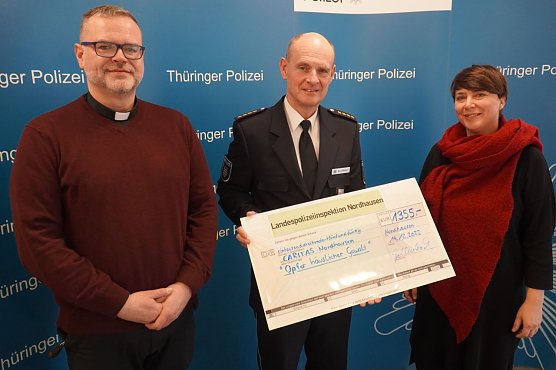 Übergabe der im Dom gesammelten Spenden (Foto: Landespolizeiinspektion Nordhausen) Übergabe der im Dom gesammelten Spenden (Foto: Landespolizeiinspektion Nordhausen)