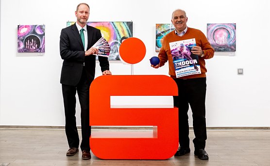 Ran an die Tickets: Sebastian Gr&auml;ser, Abteilungsleiter der Nordh&auml;user Kreissparkasse, und Meeting-Direktor Werner H&uuml;tcher pr&auml;sentieren die Karten und das Plakat f&uuml;r das Nordhausen-Indoor. (Foto: Christoph Keil)