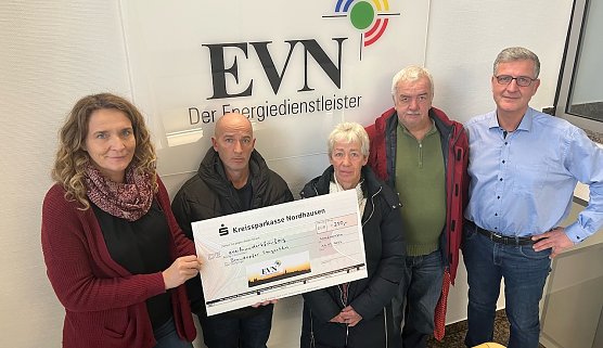(v.l.n.r.: Jana Z&ouml;ller, Gesch&auml;ftsf&uuml;hrerin der EVN, Familien Thelemann und Buschky (Brandopfer), Axel Grimm, EVN) (Foto: EVN)