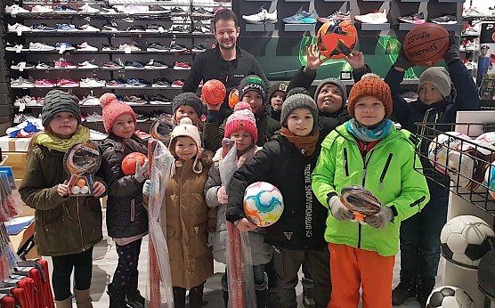 Die Montessori-Sch&uuml;ler im Sportladen (Foto: privat)