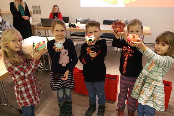 In der Kreissparkasse wurden wieder die sch&ouml;nsten Sparschweine ausgezeichnet (Foto: agl)