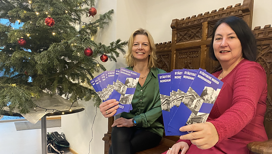 In der Flohburg stellten heute B&uuml;rgermeisterin Alexandra Rieger und Kunsthaus-Chefin Susanne Hinsching das neue Ausstellungsprogramm f&uuml;r das Jahr 2023 vor (Foto: agl)
