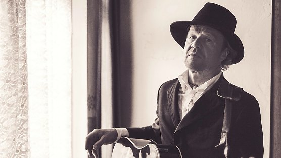 Bernd Sternberg spielt Bob Dylan (Foto: Agentur) Bernd Sternberg spielt Bob Dylan (Foto: Agentur)