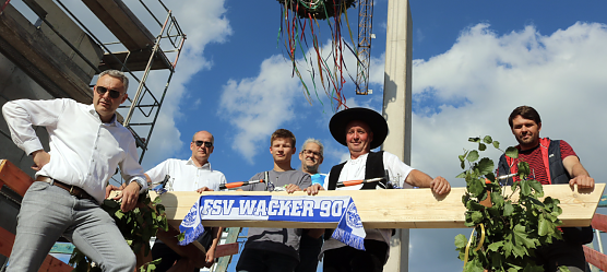 Richtfest am Albert-Kuntz-Sportpark - im Landkreis wurden im Jahr 2022 viele Projekte vorangebracht (Foto: Pressestelle Landratsamt)