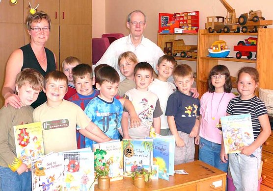 Übergabe der Bücher (Foto: nnz) Übergabe der Bücher (Foto: nnz)