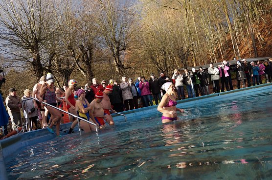Anbaden im Neustädter Waldbad (Foto: Sandra Witzel) Anbaden im Neustädter Waldbad (Foto: Sandra Witzel)