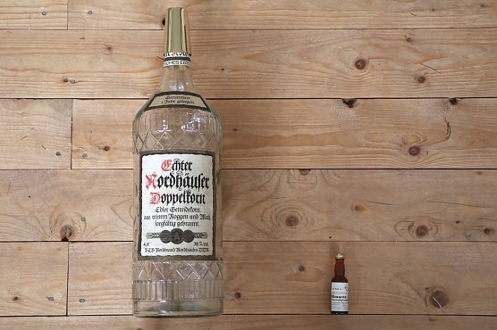 Von Mini bis Maxi � die kleinsten und gr&ouml;&szlig;ten Schnapsflaschen (Foto: Echte Nordh&auml;user Traditionsbrennerei)