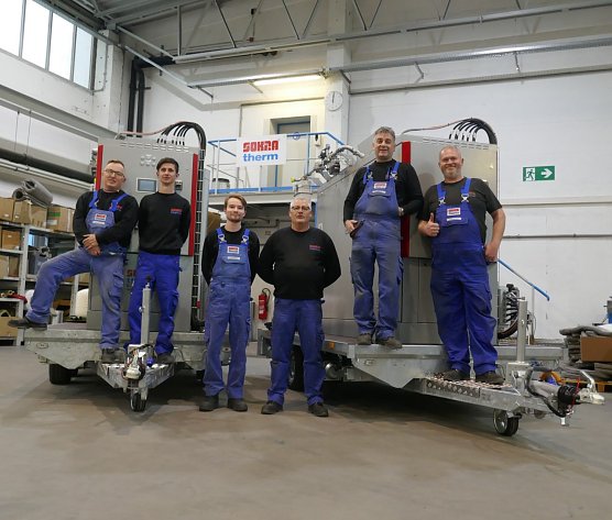 Die Nordh&auml;user Monteure mit den ersten beiden BHKW (Foto: Sokratherm)