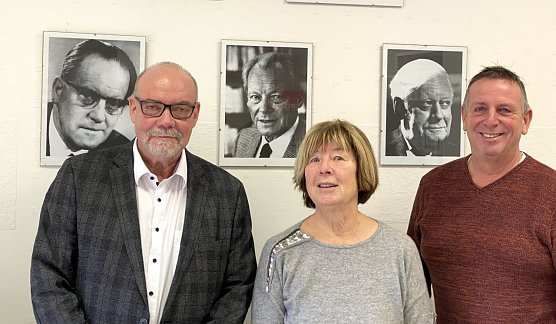 Geballte Erfahrung vor politischen Vorbildern: Die Nordh&auml;user SPD-Spitze mit Hans Georg M&uuml;ller, Barbara Rinke und Andreas Wieninger  (Foto: oas)
