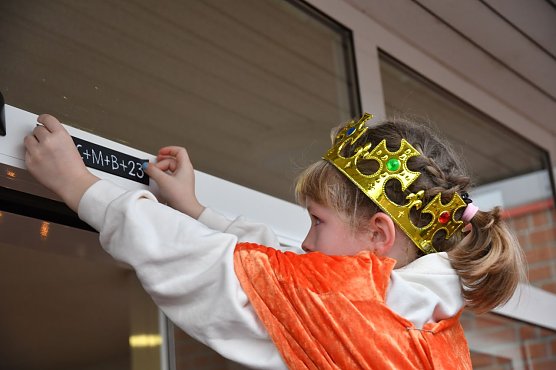 Sternsinger bringen Segen an (Foto: Anja Steuding)