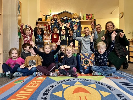 Bei den Eichenbergzwergen hat man sich sehr &uuml;ber den neuen "Entdeckerrucksack" gefreut (Foto: Stadt Nordhausen)