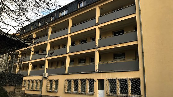 Blick auf die R&uuml;ckseite der Rautenstra&szlig;e 1, die Laubeng&auml;nge sollen saniert und ein Fahrtstuhl angebaut werden, so dass alle 32 Wohnungen barrierefrei erreichbar sind (Foto: Susanne Schedwill)