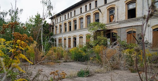 Die leerstehende Immobilie in der Kurzen Stra&szlig;e hat die SWG erworben. Das Haus soll k&uuml;nftig als Material- und Ersatzlager sowie f&uuml;r B&uuml;rofl&auml;chen genutzt werden. Die Planungen sind f&uuml;r 2023 vorgesehen.  (Foto: SWG/S.Schedwill)