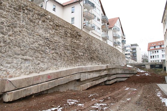 Hinter dem Schulgeb&auml;ude soll eine Tartanbahn entstehen, die St&uuml;tzkonstruktionen aus Beton werden noch verkleidet (Foto: agl)
