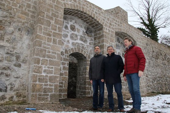v.l.: Oberb&uuml;rgermeister Kai Buchmann, Schulleiter Volker Vogt und Bauplaner Gerhard Knobloch vor dem Eingang zum Pulverturm, dessen Inneres man vom Schutt des letzten Jahrhunderts befreit hat (Foto: agl)
