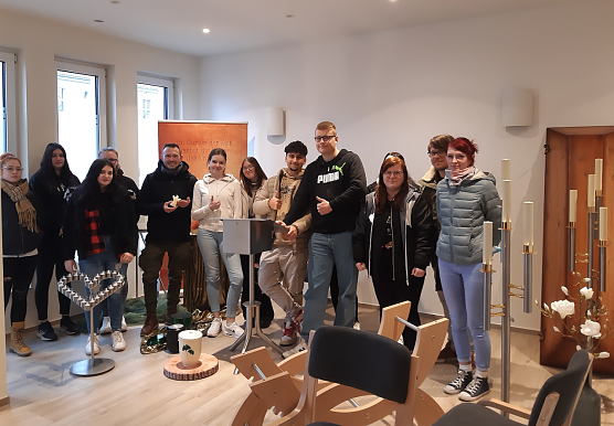 IWK Sch&uuml;ler zu Gast im Bestattungshaus (Foto: IWK)