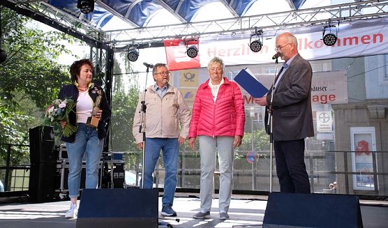 Uli Ebert (r.) zeichnete beim letzten Weinfest noch die beiden Altstadtoriginale aus. In diesem Jahr wird es kein Weinfeste mehr geben  (Foto: P.Blei)