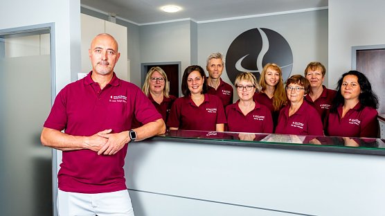 v.l.n.r.: hintere Reihe: Thomas Rinn, Julia Kirsten, Ines Schulz; vordere Reihe Jana Kr&ouml;ber, Nadine Kern, Nancy Benke, DM Marion Schneider, Lucill Weicht; vorn Dr. Holger Bang (Foto: MVZ am Stadtpark GmbH)