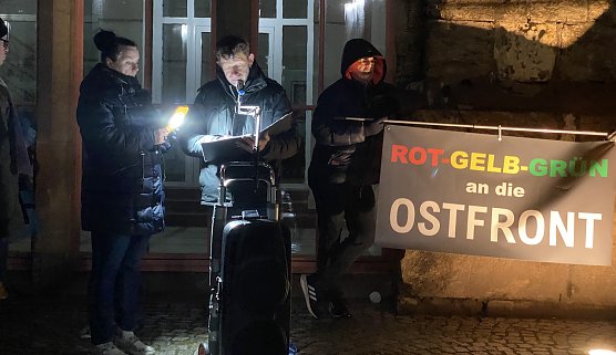 Veranstalter Mario Krumpholz spricht vo dem Spaziergang zu dem Teilnehmern (Foto: oas)