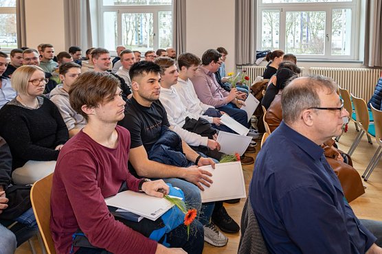 Zeugnisausgabe am SBZ (Foto: Pressestelle Landratsamt)