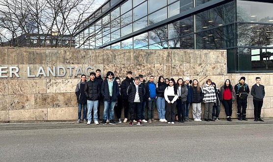 K&auml;the-Kollwitz-Sch&uuml;ler vor dem Th&uuml;ringer Landtag (Foto: Marco B&auml;rwinkel )