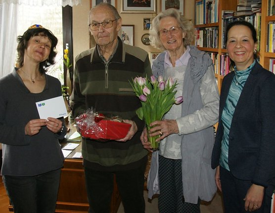 F&uuml;nf Geschichten sind bislang eingesendet worden. K&uuml;rzlich wurde Verfasser Bernhard Sourell (2.v.l) mit einem Preis gew&uuml;rdigt, den Nancy Ziesemann (1.v.l), sowie Vera Angelstein (r.) von der Kreissparkasse Nordhausen &uuml;berbrachten. Christa Sourell (3.v.l) unterst&uuml;tzt ihren Mann, der zahlreiche Erinnerungen seines bewegten Lebens zu Papier bringt, unter anderem zum Ziegelwerk Sourell in Nordhausen. (Foto: Mathias Daniel)