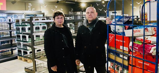 Die Regale sind noch leer, die erste Ware aber schon da - B&uuml;rgermeisterin Angela Simmen und Unternehmer Marko Rossmann sehen der Er&ouml;ffnung des IO-Marktes kommende Woche entgegen (Foto: agl)