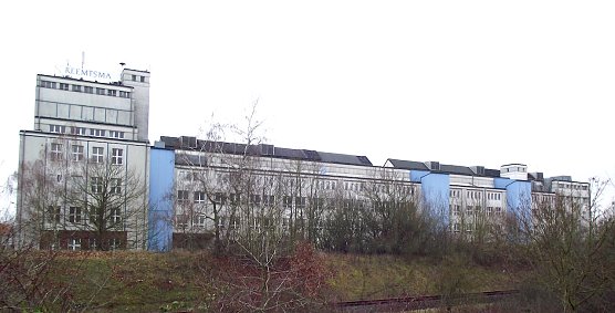 In diesem Geb&auml;ude firmierte zu DDR-Zeiten der VEB Tabak. Zigaretten der Marken Cabinet und Juwel waren im Land gefragt. Nach jahrelangen dahind&auml;mmern will ein Unternehmer aus dem Schwarzwald dem Geb&auml;ude zu neuem Leben verhelfen.                                                   (Foto: Kurt Frank)