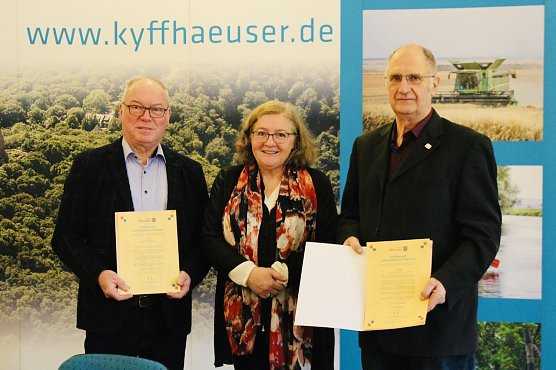 (links) Dipl.Ing. Lutz Pfeil aus Kleinfurra und Dipl. Ing. Joachim M&auml;der aus Sondershausen (rechts) wurden von der Vizepr&auml;sidentin des Th&uuml;ringer Landtages, Dorothea Marx (SPD) mit dem Th&uuml;ringer Ehrenamtszertifikat geehrt (Foto: Eva Maria Wiegand)