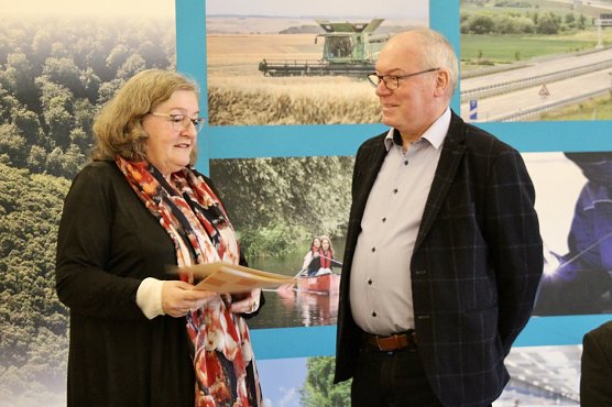 Dipl.Ing. Lutz Pfeil aus Kleinfurra (rechts) wurde von der Vizepr&auml;sidentin des Th&uuml;ringer Landtages, Dorothea Marx (SPD) mit dem Th&uuml;ringer Ehrenamtszertifikat geehrt (Foto: Eva Maria Wiegand)